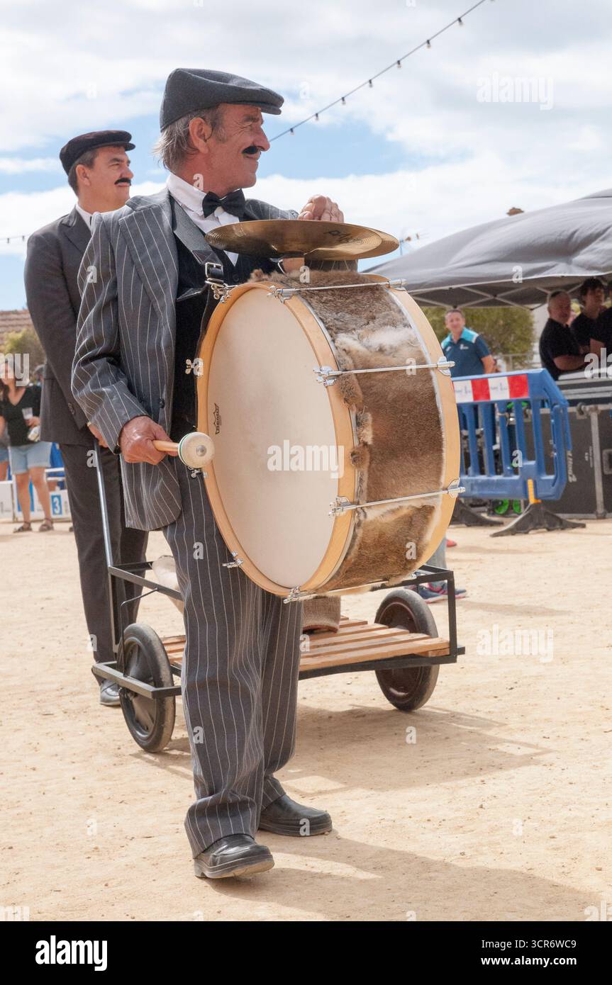 Groupe musical caractérisé par les vêtements des citoyens anglais de 1900 pendant leur période d'héritage anglais dans le quartier ouvrier Banque D'Images