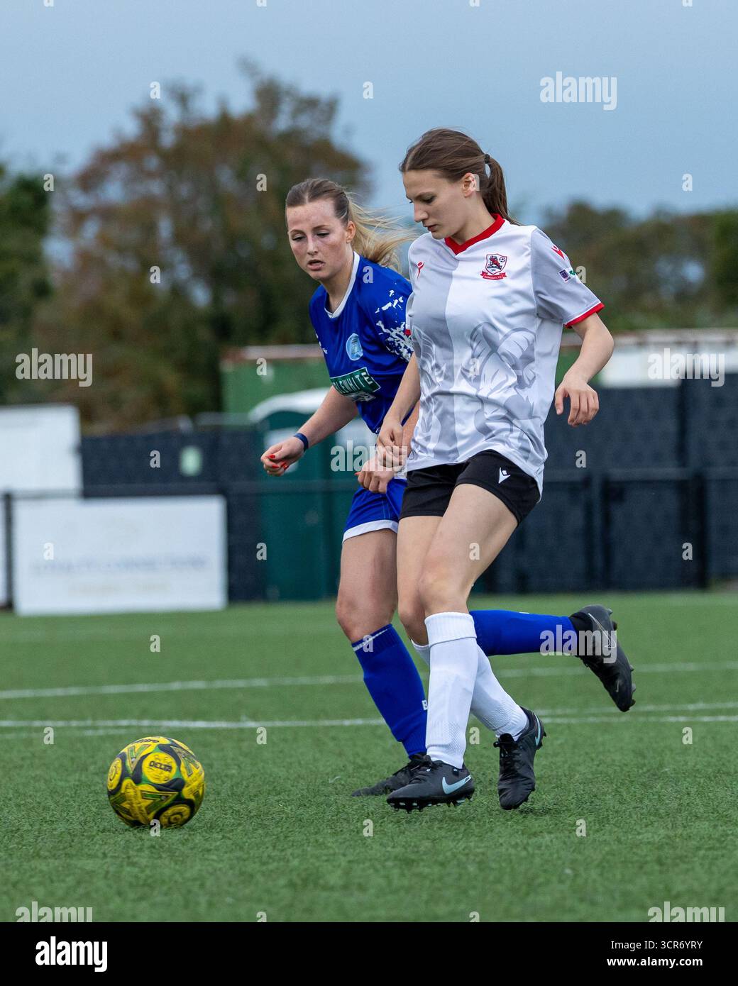 Ramsgate Ladies FC et Biddenden Ladies FC en action lors de leur South East Women’s Football League (SEWFL) Div 1 à Ramsgate, Kent. Angleterre. Banque D'Images