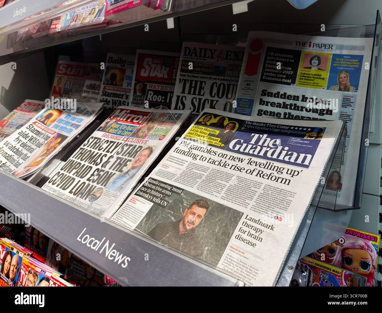 Londres, Royaume-Uni - 26 septembre 2025 : un kiosque à journaux très fréquenté avec des pages d'accueil du Guardian et d'autres journaux, présentant le journalisme imprimé et les publications quotidiennes. Banque D'Images