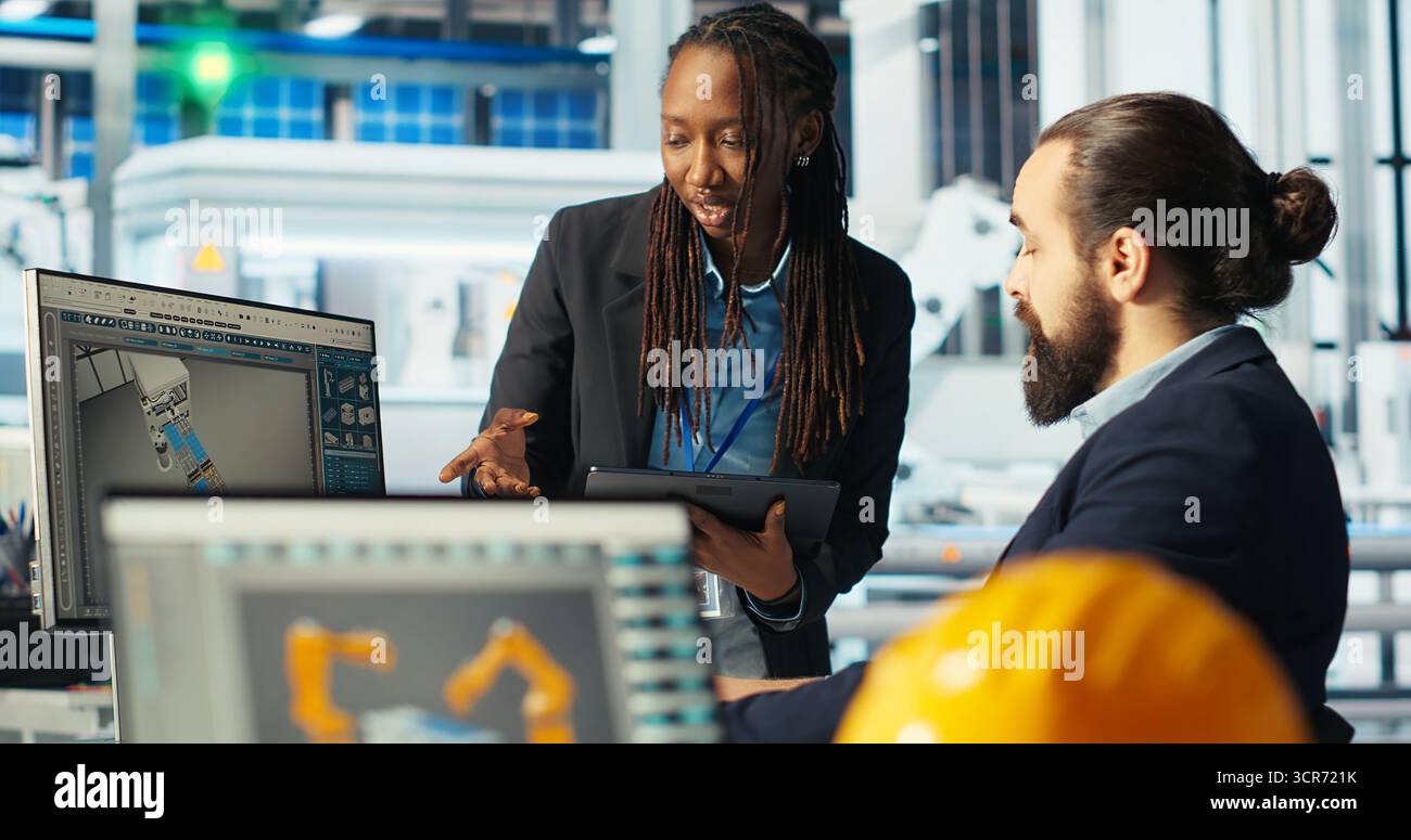 Responsable d'usine photovoltaïque et collègue brainstorming, ajustant les paramètres du système pour maximiser la production d'énergie. Homme parlant avec un collègue, optimisant l'approvisionnement en énergie dans l'usine de panneaux solaires, caméra B. Banque D'Images