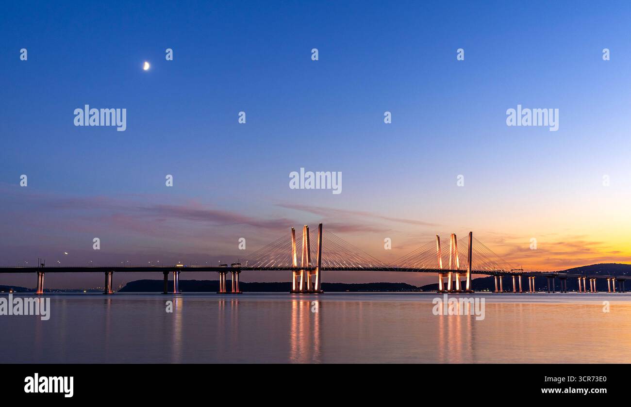 Le pont de New Tappan Zee sur le fleuve Hudson entre Tarrytown et Nyack, New York, au crépuscule. Également connu sous le nom de pont du gouverneur Mario M. Cuomo. Banque D'Images