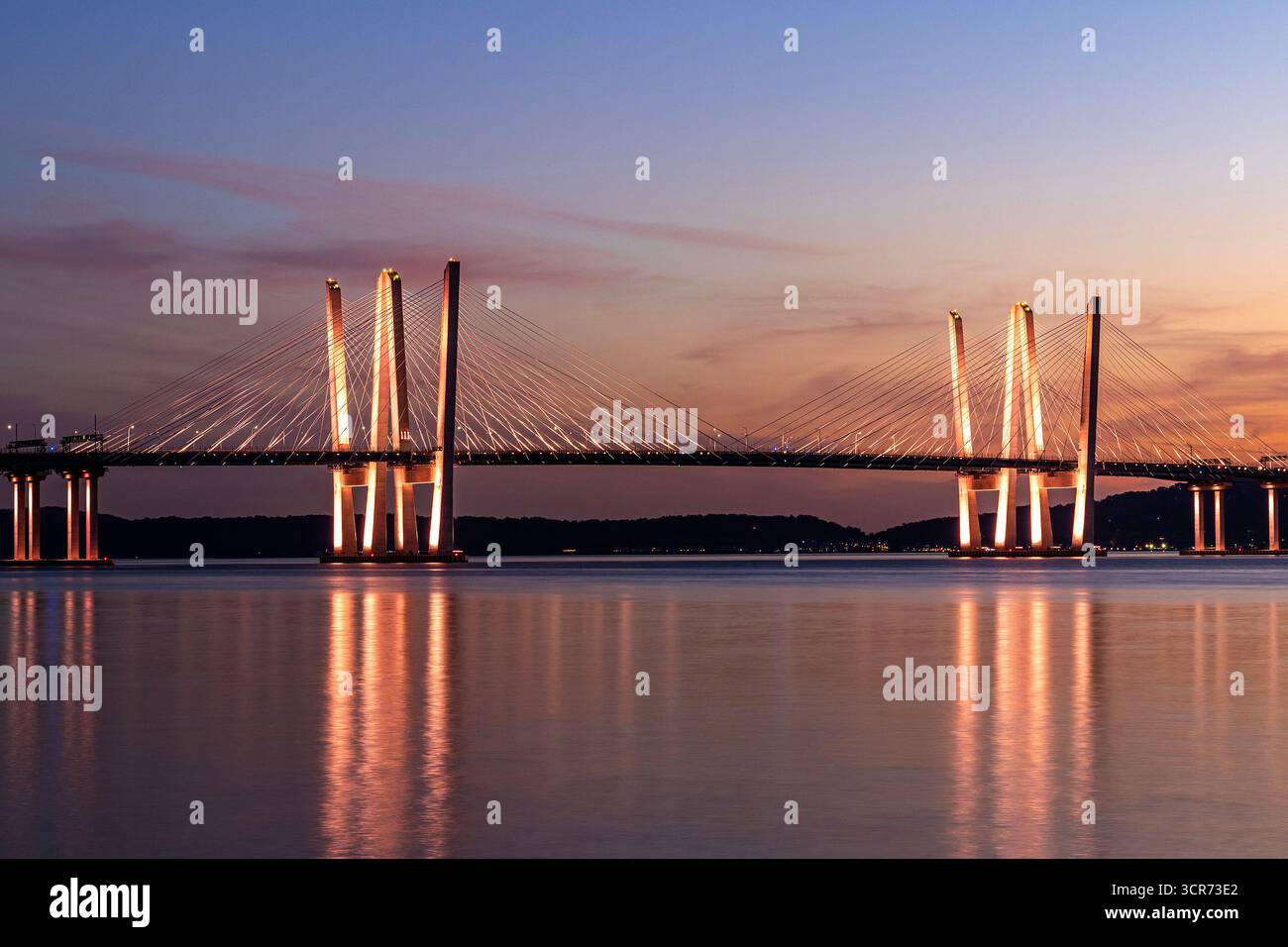 Le pont de New Tappan Zee sur le fleuve Hudson entre Tarrytown et Nyack, New York, au crépuscule. Également connu sous le nom de pont du gouverneur Mario M. Cuomo. Banque D'Images