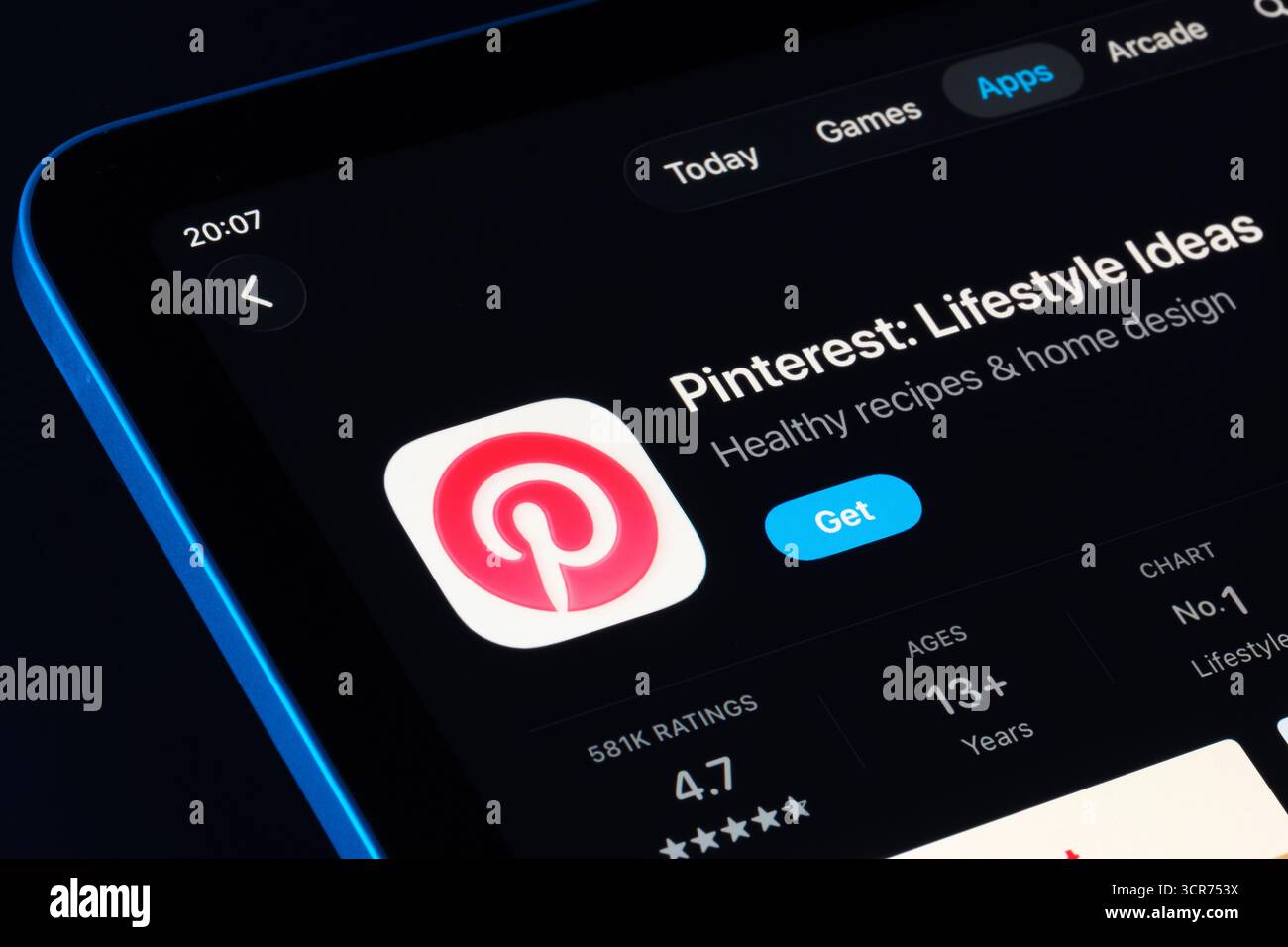 Pinterest App page sur App Store pour iPad, Apple Liquid Glass design dans iOS 26 présenté avec le mode sombre. Stafford, Royaume-Uni, 29 septembre 2025. Banque D'Images
