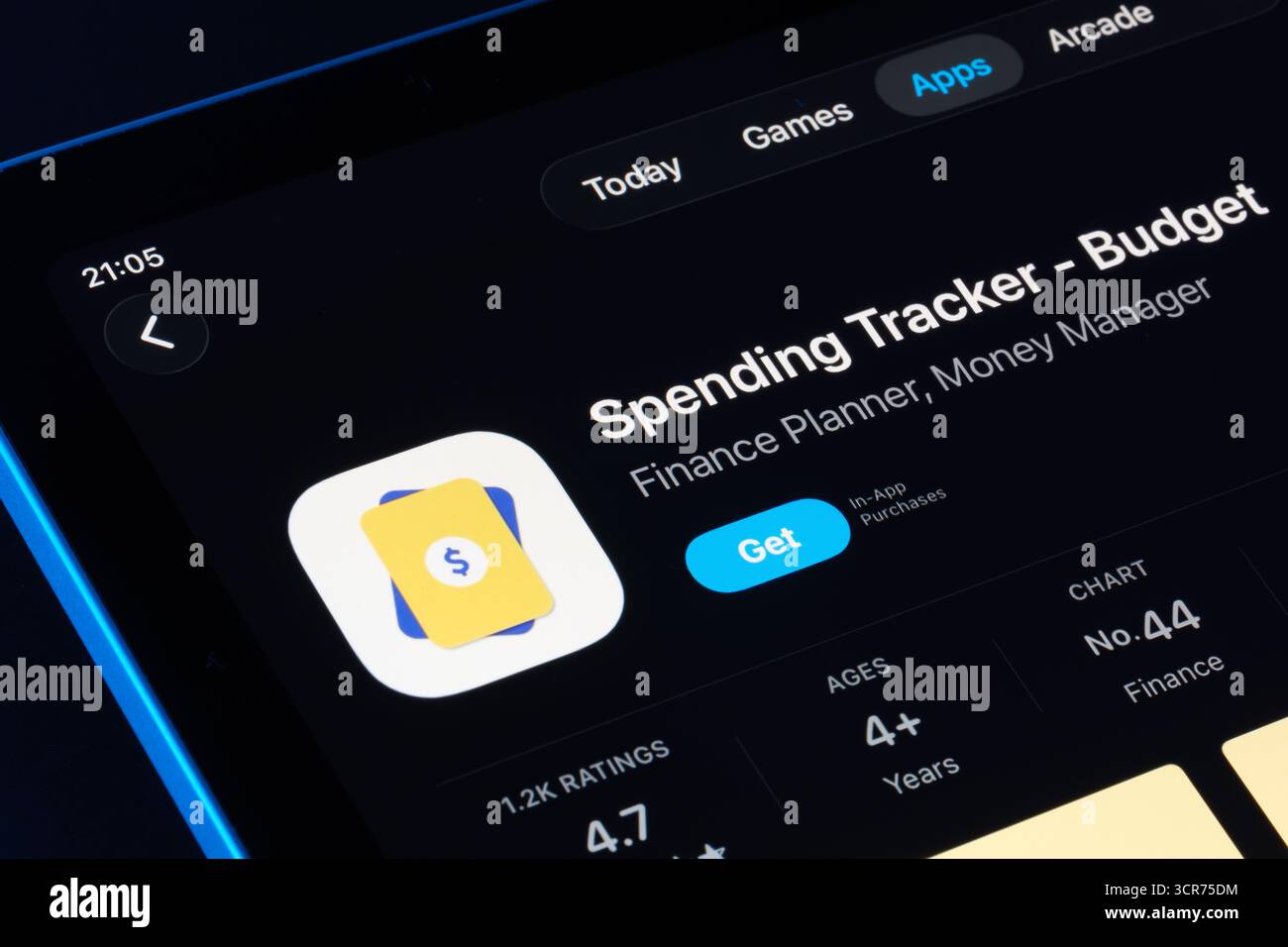 Page de l'application budget de suivi des dépenses sur l'App Store pour iPad, design Apple Liquid Glass dans iOS 26 présenté avec le mode sombre. Stafford, Royaume-Uni, Septem Banque D'Images