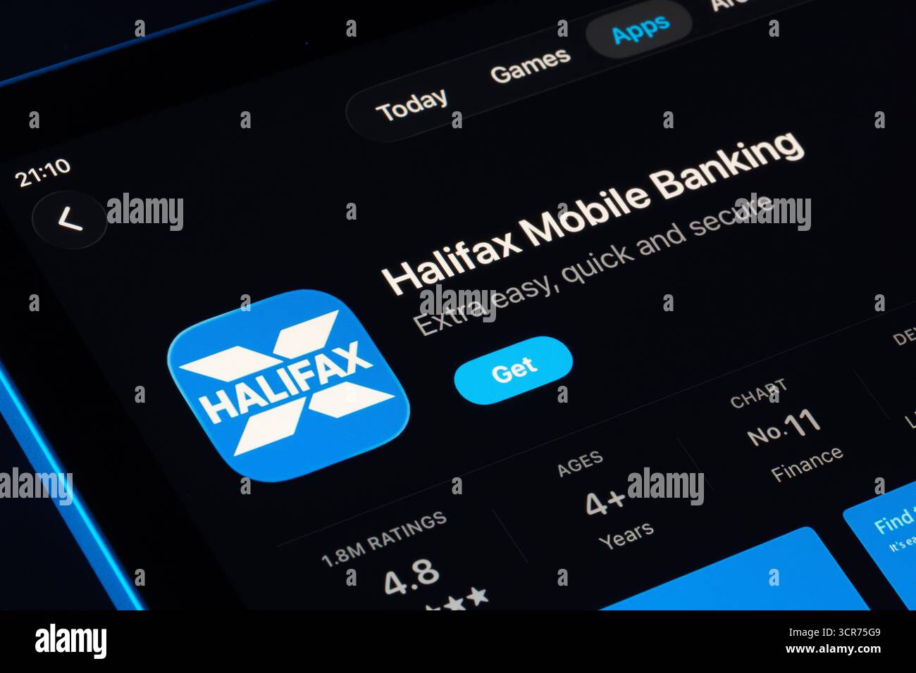 Page de l'application Halifax Mobile Banking sur l'App Store pour iPad, Apple Liquid Glass design dans iOS 26 présenté avec le mode sombre. Stafford, Royaume-Uni, Septemb Banque D'Images