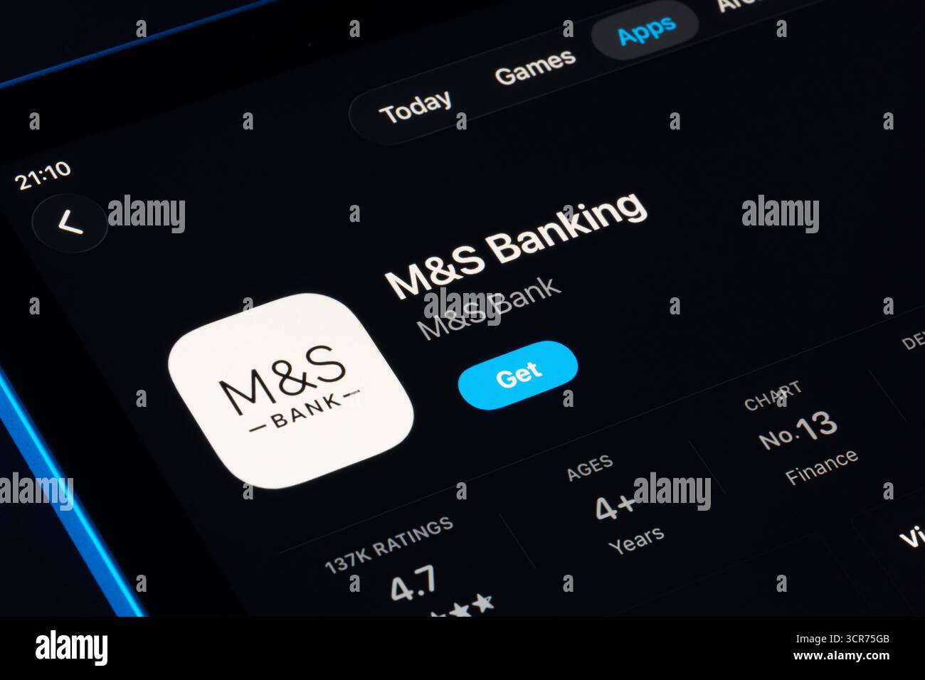 Résultats de recherche M et S Banking sur iPad App Store en utilisant le design Apple Liquid Glass dans iOS 26, interface utilisateur translucide moderne. Stafford, Royaume-Uni, septembre Banque D'Images