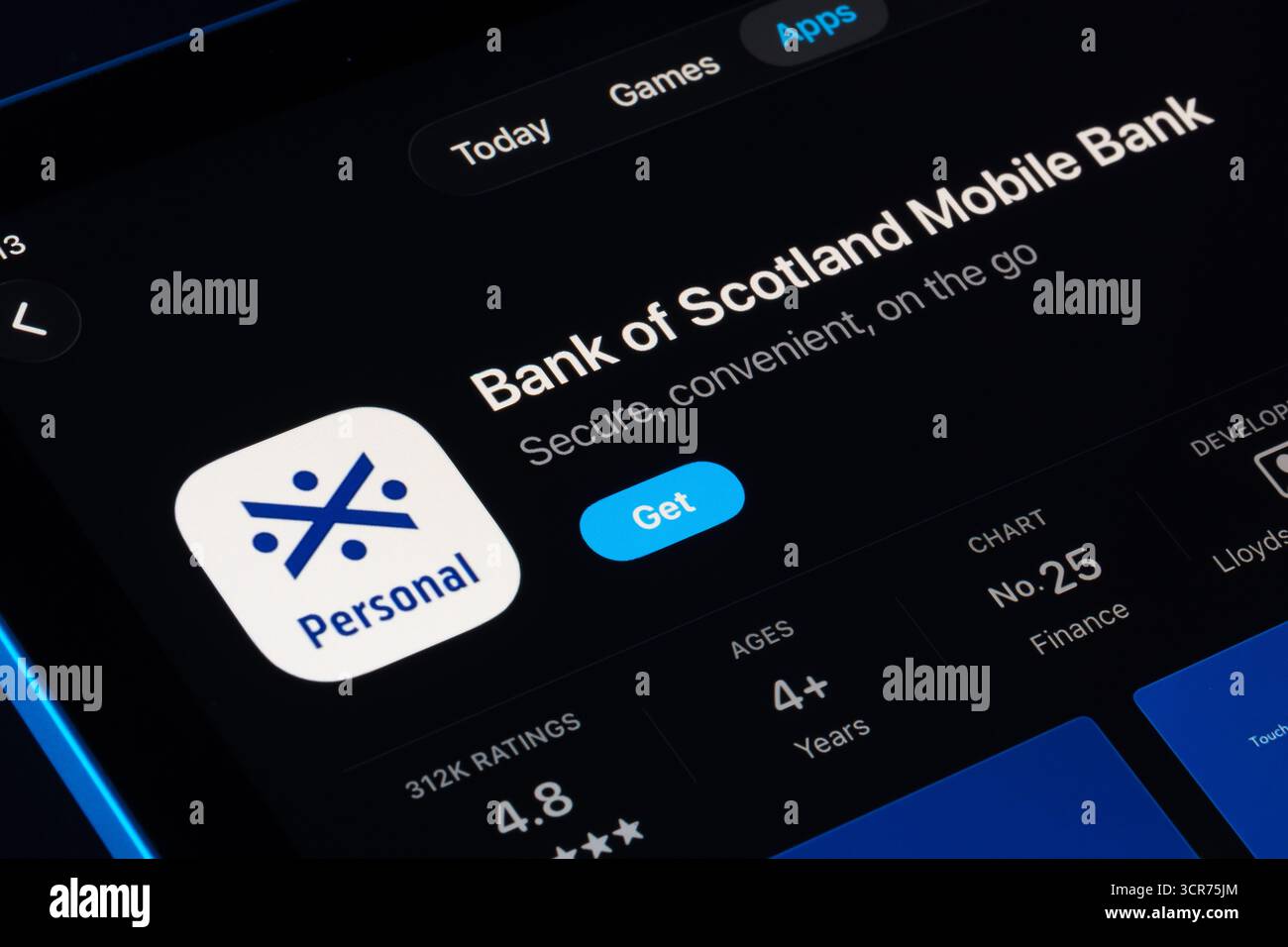 Bank of Scotland Mobile Bank résultats de recherche sur iPad App Store en utilisant Apple Liquid Glass design dans iOS 26, interface utilisateur translucide moderne. Stafford, Royaume-Uni Banque D'Images