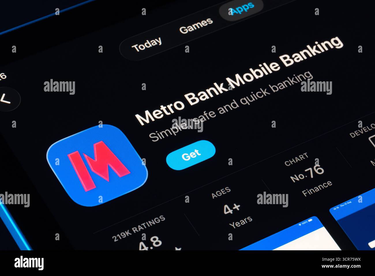 Résultat de recherche Metro Bank Mobile Banking sur iPad App Store en utilisant le design Apple Liquid Glass dans iOS 26, interface utilisateur translucide moderne. Stafford, Royaume-Uni, Banque D'Images