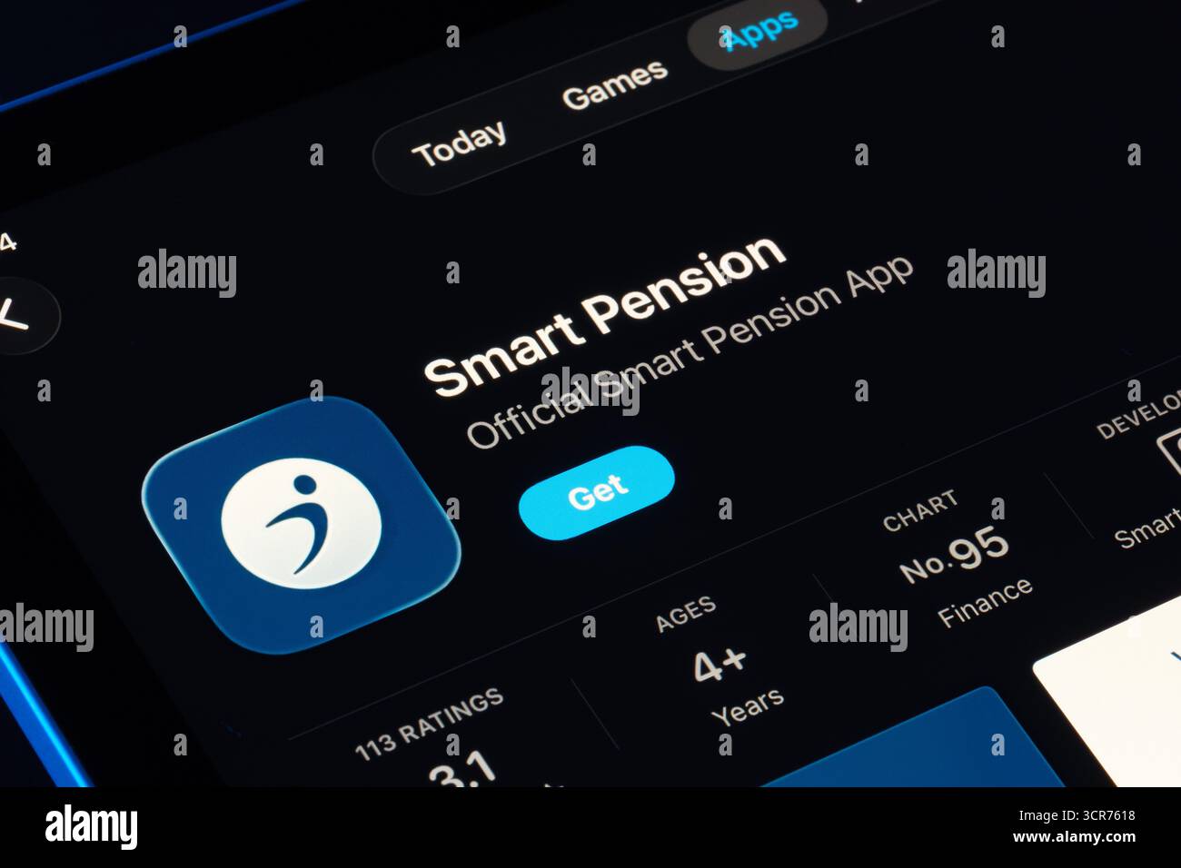 Smart pension vue sur iPad App Store, Apple Liquid Glass style dans iOS 26 avec de nouveaux panneaux vitreux arrondis. Stafford, Royaume-Uni, 29 septembre 202 Banque D'Images
