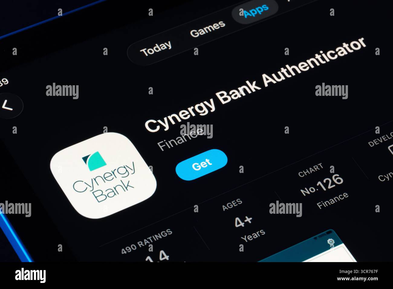 Liste Cynergy Bank Authenticator capturée sur iPad, le look Apple Liquid Glass dans iOS 26 met en évidence une interface utilisateur et une typographie actualisées. Stafford, Royaume-Uni Banque D'Images