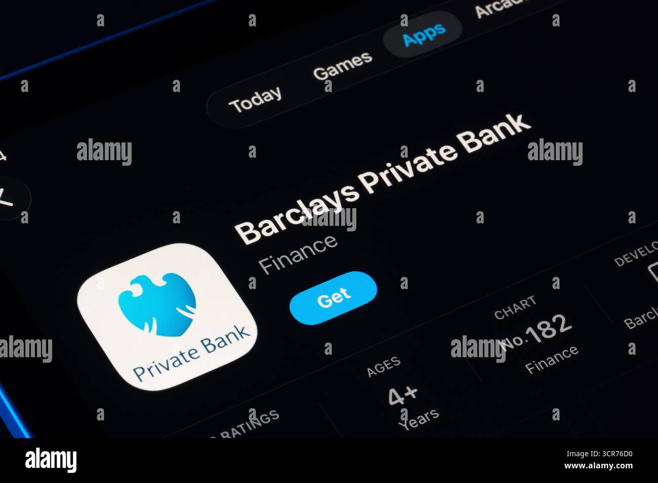 Page de l'application Barclays Private Bank sur l'App Store pour iPad, Apple Liquid Glass design dans iOS 26 présenté avec le mode sombre. Stafford, Royaume-Uni, Septembe Banque D'Images