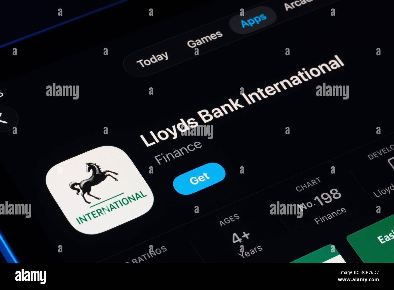 Lloyds Bank International sur iPad App Store avec design Apple Liquid Glass dans iOS 26, interface mise à jour et icône montrée. Stafford, Royaume-Uni Banque D'Images