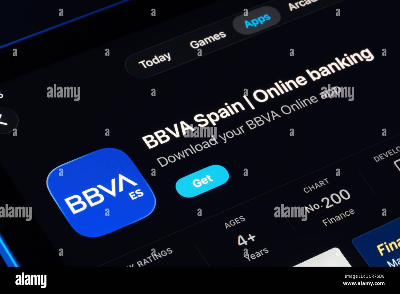 BBVA Espagne résultats de recherche de services bancaires en ligne sur iPad App Store en utilisant le design Apple Liquid Glass dans iOS 26, interface utilisateur translucide moderne. Stafford, Royaume-Uni, Banque D'Images