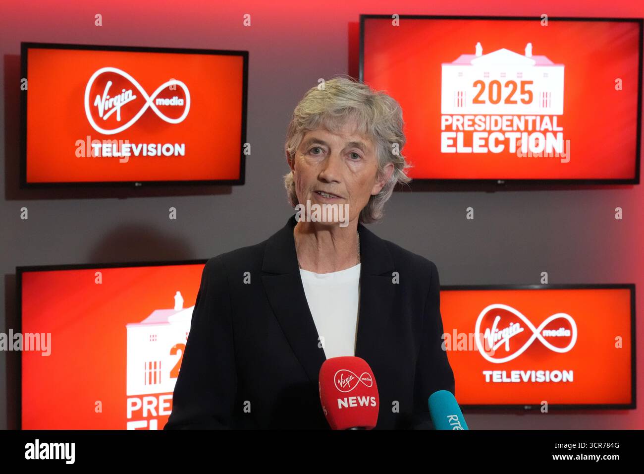 Catherine Connolly, candidate indépendante à la présidence, quitte le premier débat présidentiel sur The Tonight Show, aux Virgin Media Television Studios à Dublin. Date de la photo : lundi 29 septembre 2025. Banque D'Images
