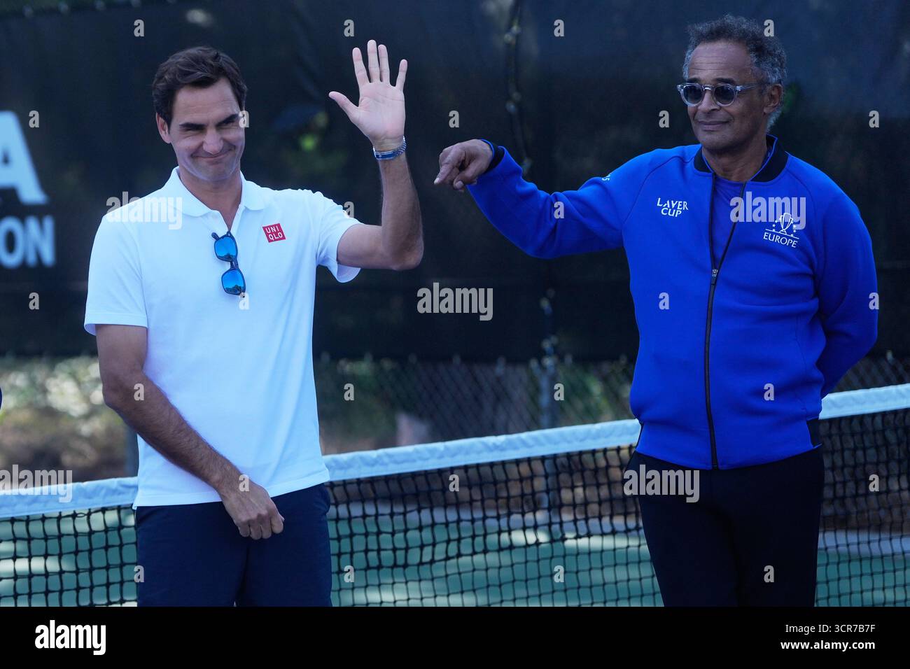 Co-creator of the Laver Cup Roger Federer, left, waves next to Team Europe Captain Yannick Noah before meeting with local youth tennis players from Youth Tennis Advantage at John McLaren Park Tennis Courts before the Laver Cup tennis matches in San Francisco, Tuesday, Sept. 16, 2025. (AP Photo/Jeff Chiu) Banque D'Images