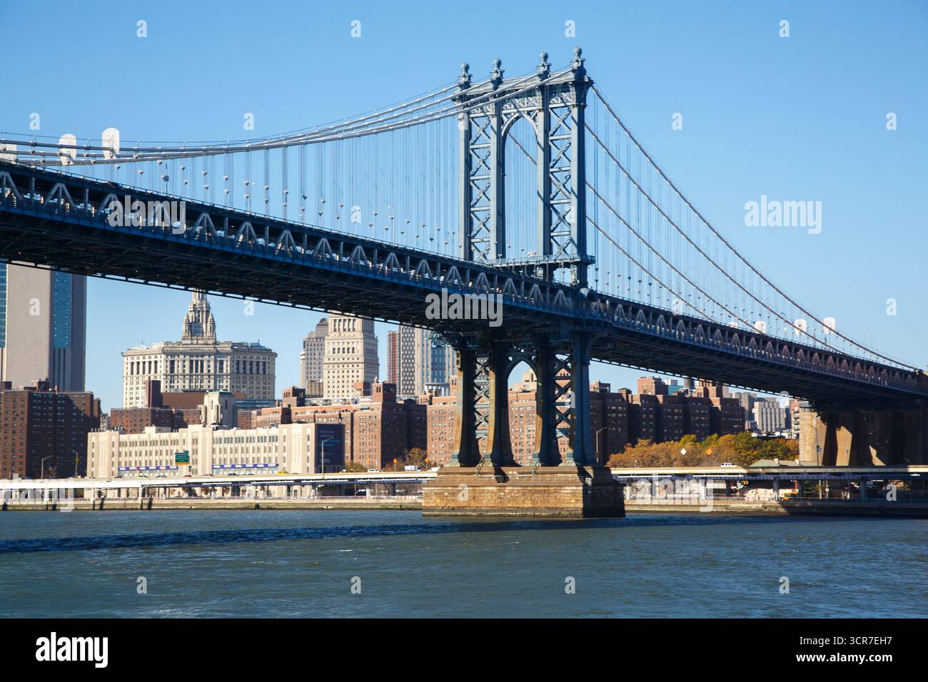 Le pont de Brooklyn et l'architecture moderne dans Lower Manhattan, quartier du centre-ville, New York, États-Unis Banque D'Images