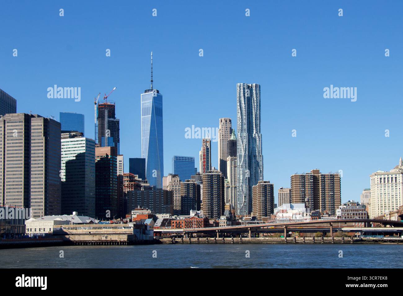 L'architecture moderne dans Lower Manhattan, quartier du centre-ville, 8 Pruce Street et One World Trade Center, New York City, États-Unis Banque D'Images
