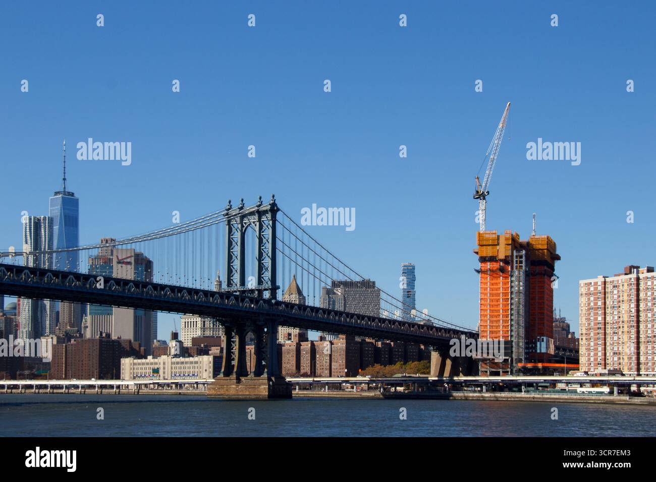 Le pont de Brooklyn et l'architecture moderne de Lower Manhattan, y compris le centre commercial One World Trade Center, quartier du centre-ville, New York City, États-Unis Banque D'Images