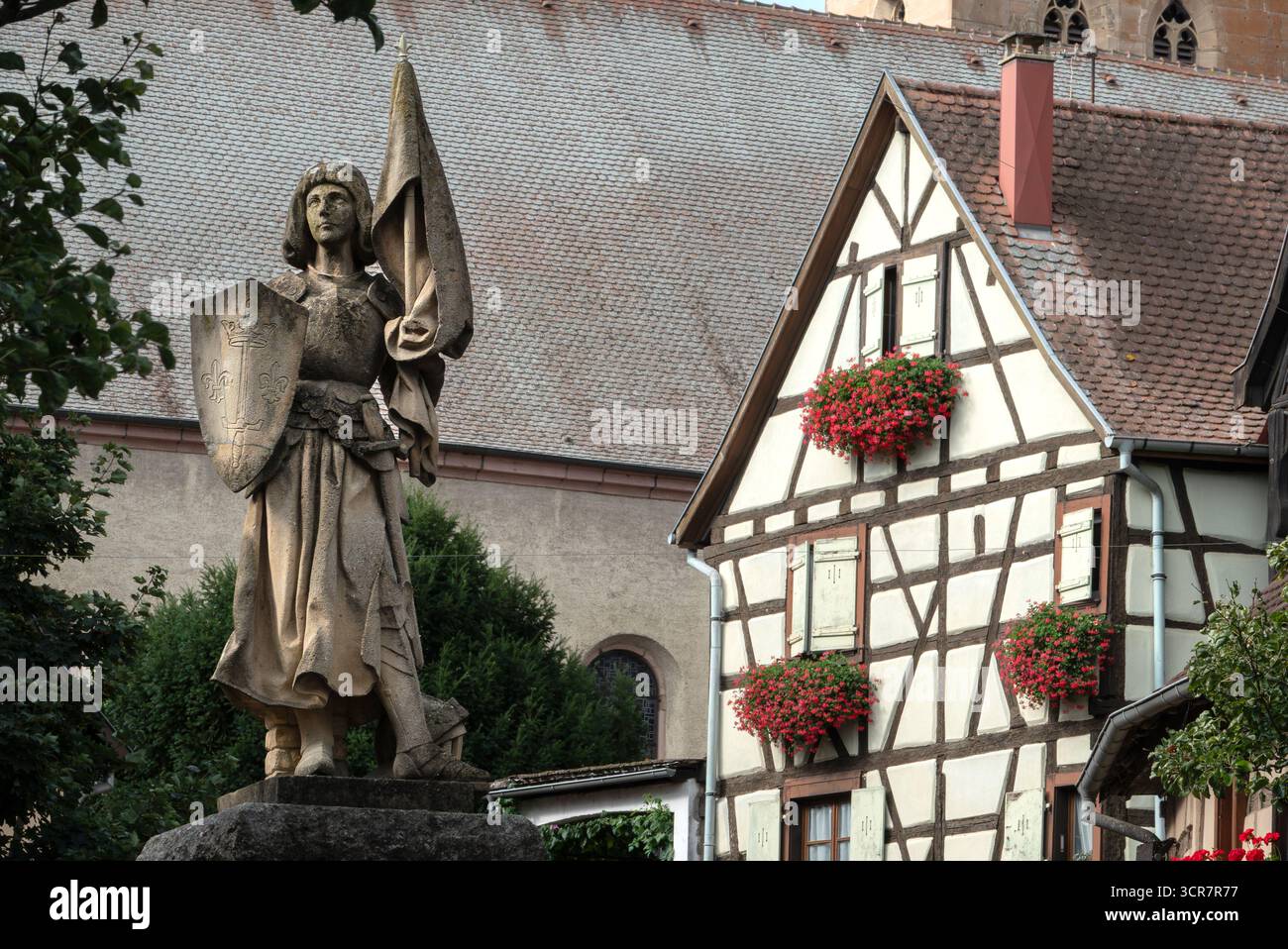 Eguisheim est un beau village médiéval dans la région viticole d'Alsace, au nord-est de la France. Banque D'Images