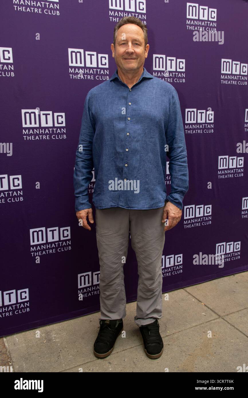 29 septembre 2025, New York, New York, États-Unis : SAM ROBARDS pose pour des photos au Samuel J. Friedman Theatre pour la première de Punch à Broadway. 29 septembre 2025 (crédit image : © Eric Acquaye/ZUMA Press Wire) USAGE ÉDITORIAL SEULEMENT ! Non destiné à UN USAGE commercial ! Banque D'Images