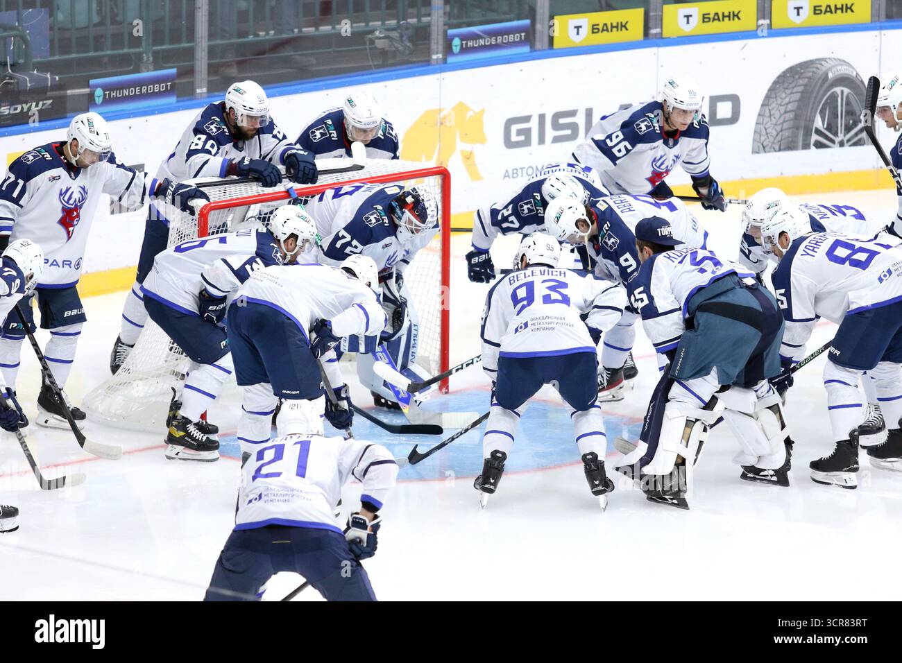 Saint-Pétersbourg, Russie. 29 septembre 2025. Denis Kostin (72) et Andrei Belevich (93) du Torpedo Hockey Club vus en action lors du match de hockey, Kontinental Hockey League 2025/2026 entre SKA Saint Petersburg et Torpedo Nijny Novgorod au Palais des sports de glace. (Score final ; SKA Saint-Pétersbourg 2 :5 Torpedo Nijni Novgorod). Crédit : SOPA images Limited/Alamy Live News Banque D'Images