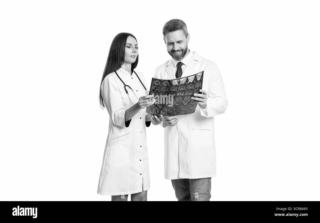 concept de médecine. docteur tenir une radiographie de médecine nucléaire. Médecin regarder irm isolé sur blanc. Médecin analysant le scanner cérébral pour les dommages ou la maladie Banque D'Images