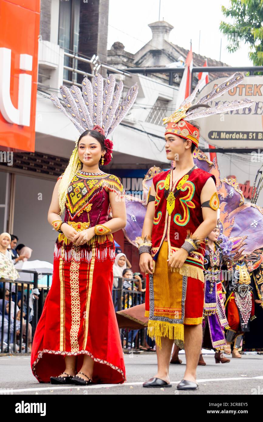 Indonésien avec une robe traditionnelle de bornéo ouest (kalimantan barat) au carnaval BEN Banque D'Images