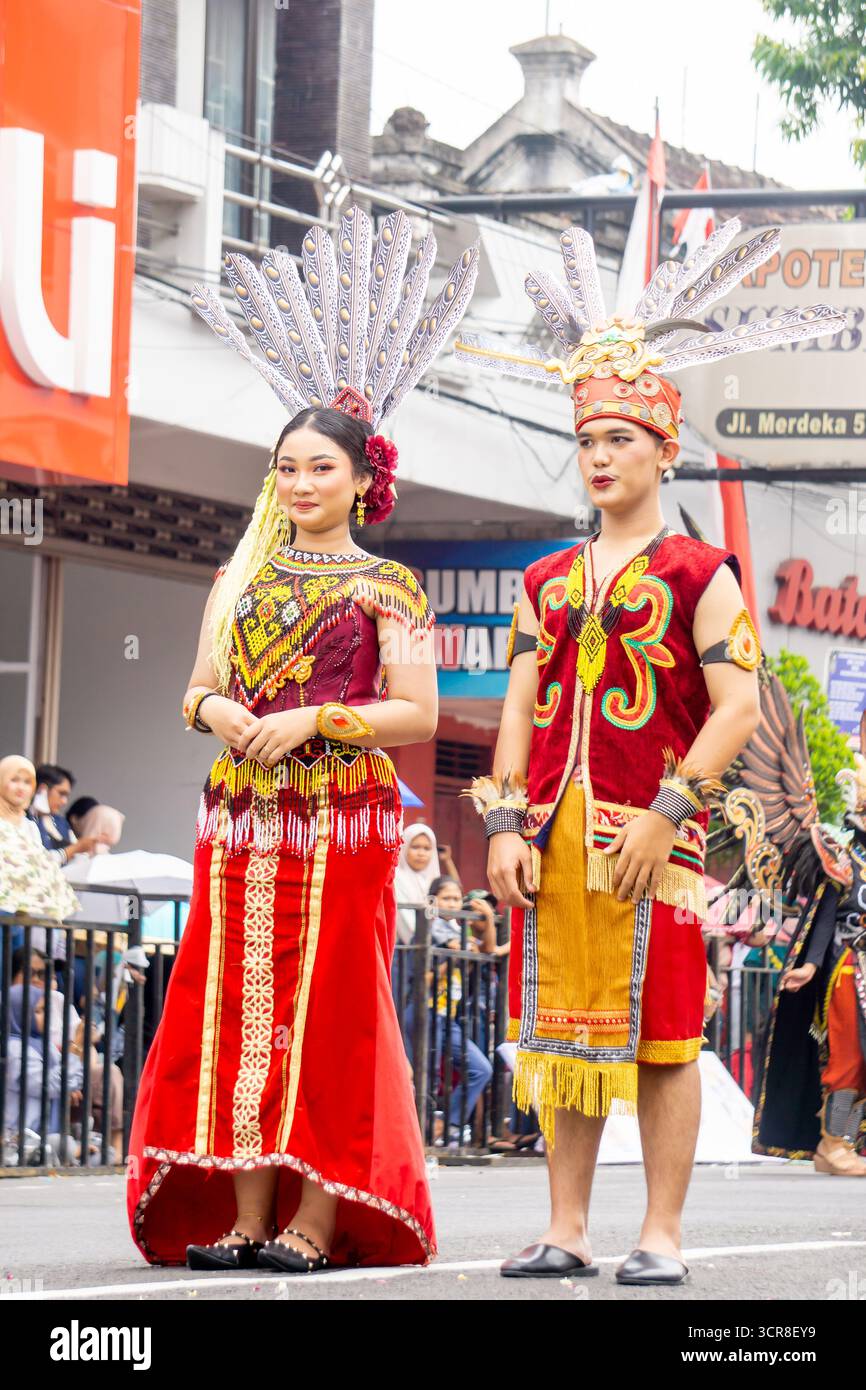 Indonésien avec une robe traditionnelle de bornéo ouest (kalimantan barat) au carnaval BEN Banque D'Images