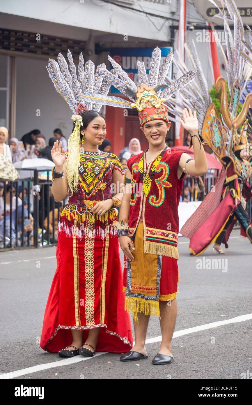 Indonésien avec une robe traditionnelle de bornéo ouest (kalimantan barat) au carnaval BEN Banque D'Images