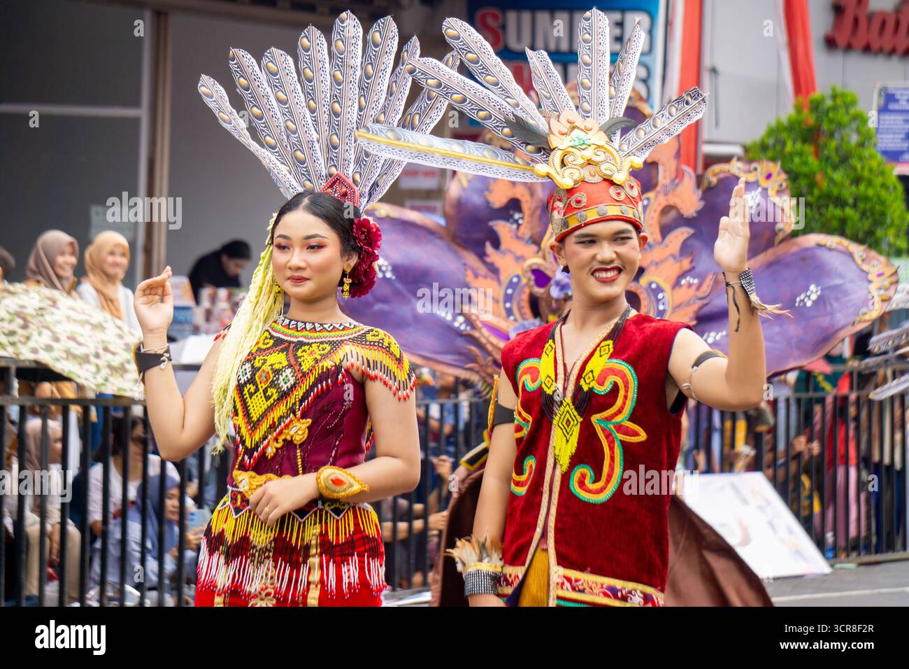 Indonésien avec une robe traditionnelle de bornéo ouest (kalimantan barat) au carnaval BEN Banque D'Images