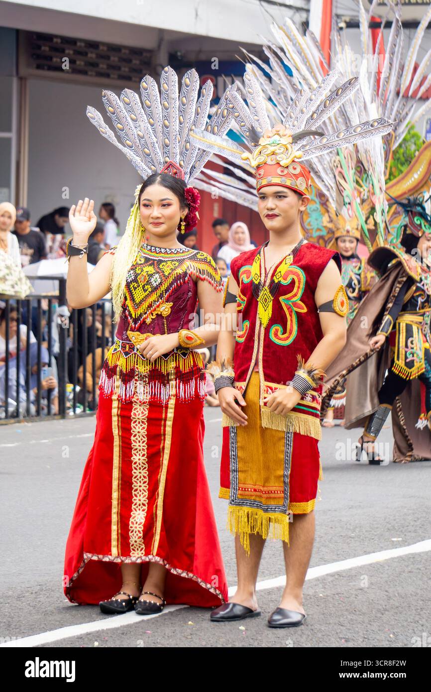 Indonésien avec une robe traditionnelle de bornéo ouest (kalimantan barat) au carnaval BEN Banque D'Images
