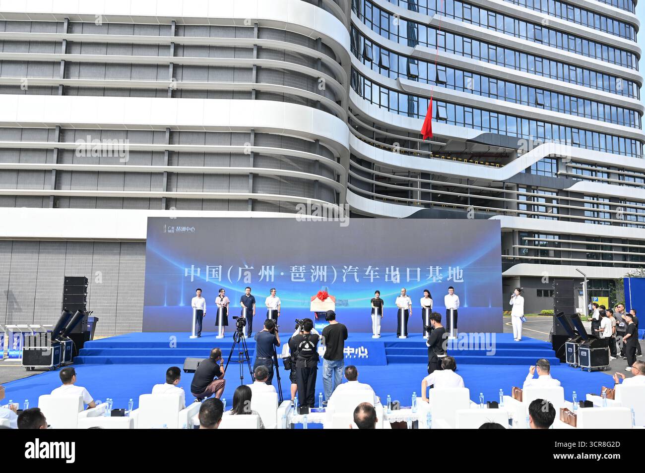 Cérémonie de dévoilement. Guangzhou, China.28th septembre 2025. La base d’exportation automobile chinoise (Guangzhou · Pazhou) a été inaugurée dans le district de Haizhu à Guangzhou, capitale de la province de Guangdong, dans le sud de la Chine, le 28 septembre 2025. Située à côté du complexe de la Foire de Canton, la base vise à fournir une plate-forme unique pour les exportations automobiles, intégrant des services tels que l'affichage et le commerce de véhicules, l'entreposage et la logistique, et plus encore. Crédit : Chen Chuhong/China News Service/Alamy Live News Banque D'Images