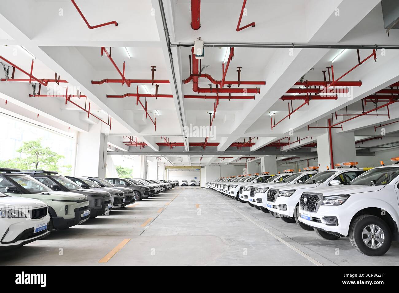 Chine (Guangzhou · Pazhou) exportation automobile Base​​. Guangzhou, China.28th septembre 2025. La base d’exportation automobile chinoise (Guangzhou · Pazhou) a été inaugurée dans le district de Haizhu à Guangzhou, capitale de la province de Guangdong, dans le sud de la Chine, le 28 septembre 2025. Située à côté du complexe de la Foire de Canton, la base vise à fournir une plate-forme unique pour les exportations automobiles, intégrant des services tels que l'affichage et le commerce de véhicules, l'entreposage et la logistique, et plus encore. Crédit : Chen Chuhong/China News Service/Alamy Live News Banque D'Images