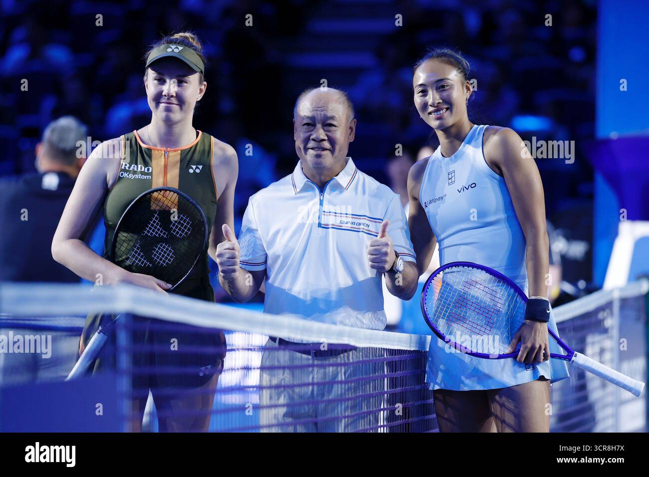 ​Li Ning (au centre) a servi d'invité de lancer de pièce pour le match et a posé pour une photo avec les joueurs.​ Beijing, China.29th September 2025. Lors du troisième tour féminin de l'Open de Chine 2025 qui s'est tenu à Pékin, la joueuse chinoise Zheng Qinwen a affronté la joueuse tchèque Linda Noskova. Zheng a pris sa retraite en raison d'une blessure au cours de la série décisionnelle, le 29 septembre 2025. La photo montre Noskova pendant le match. Crédit : Han Haidan/China News Service/Alamy Live News Banque D'Images