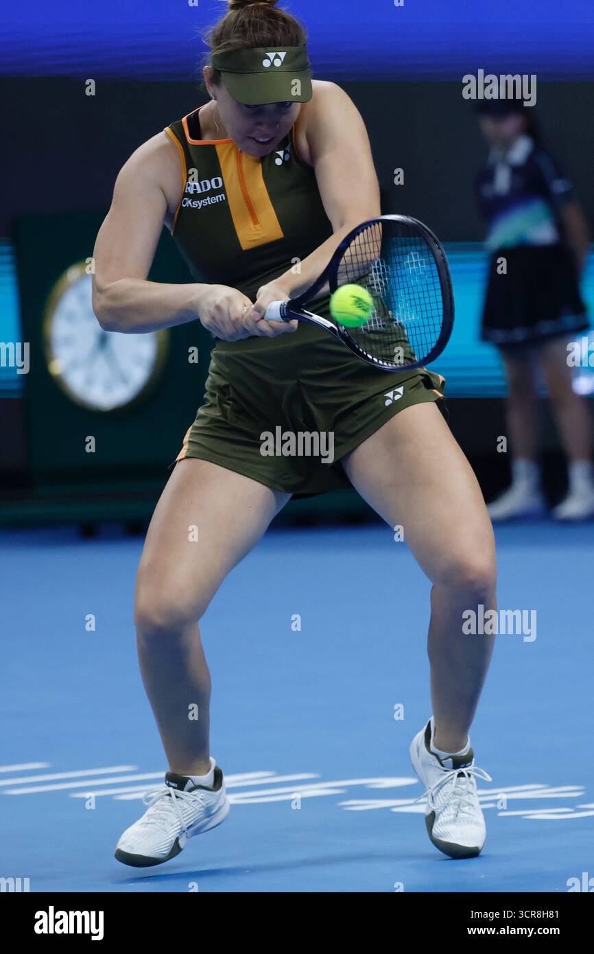 Beijing, Chine.29 septembre 2025. Lors du troisième tour féminin de l'Open de Chine 2025 qui s'est tenu à Pékin, la joueuse chinoise Zheng Qinwen a affronté la joueuse tchèque Linda Noskova. Zheng a pris sa retraite en raison d'une blessure au cours de la série décisionnelle, le 29 septembre 2025. La photo montre Noskova pendant le match. Crédit : Han Haidan/China News Service/Alamy Live News Banque D'Images