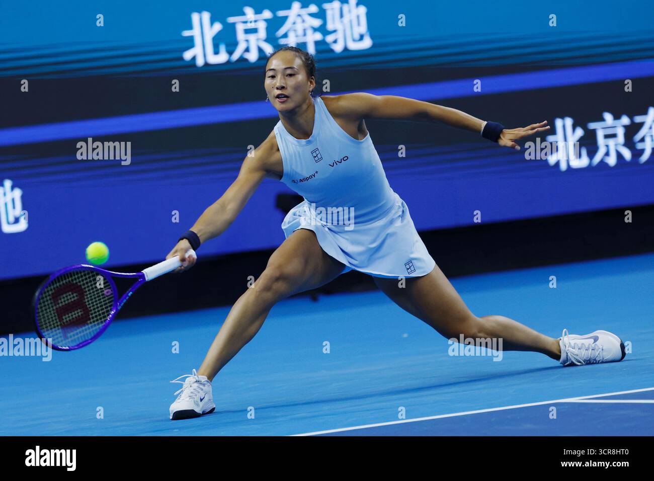 Beijing, Chine.29 septembre 2025. Lors du troisième tour féminin de l'Open de Chine 2025 qui s'est tenu à Pékin, la joueuse chinoise Zheng Qinwen a affronté la joueuse tchèque Linda Noskova. Zheng a pris sa retraite en raison d'une blessure dans la série décisionnelle, le 29 septembre 2025. La photo montre Zheng Qinwen pendant le match. Crédit : Han Haidan/China News Service/Alamy Live News Banque D'Images