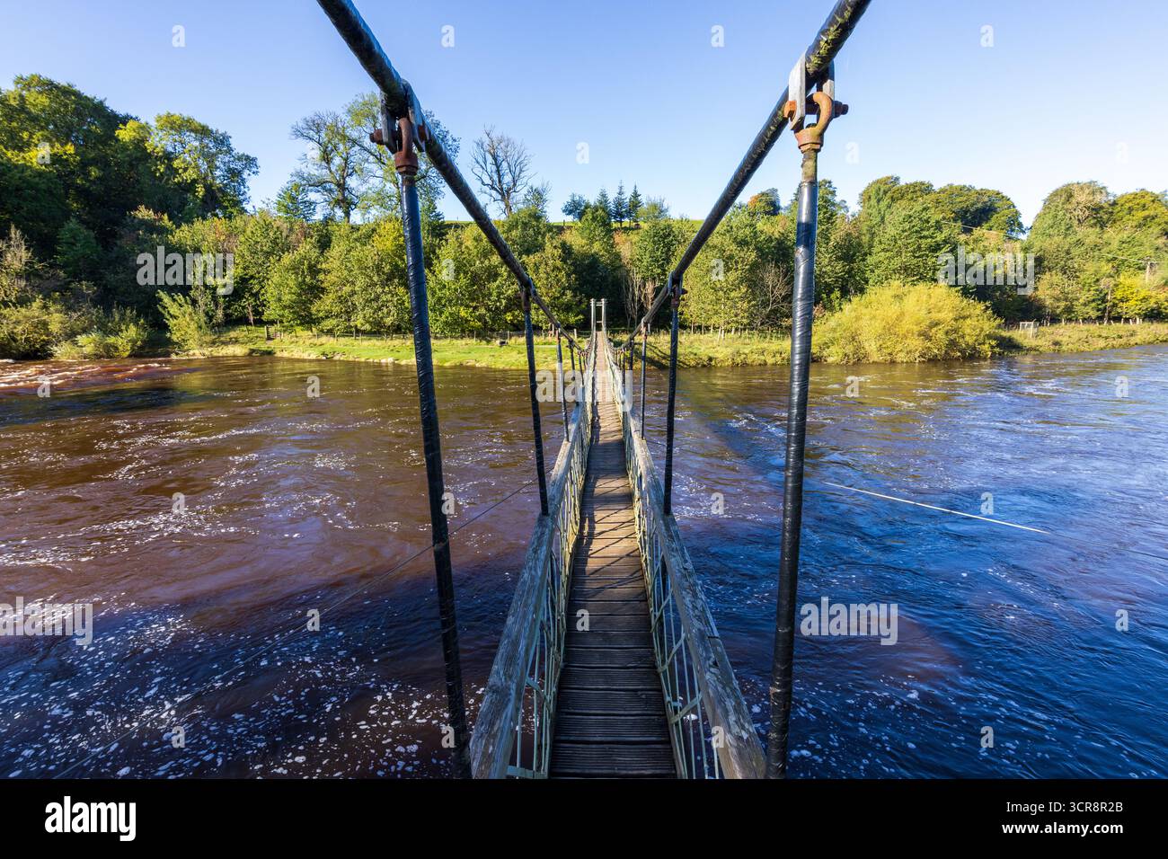 Pont suspendu Hebden sur la rivière Wharfe dans le parc national des Yorkshire Dales en Angleterre par une journée ensoleillée, entre Grassington et Burnsall. Banque D'Images