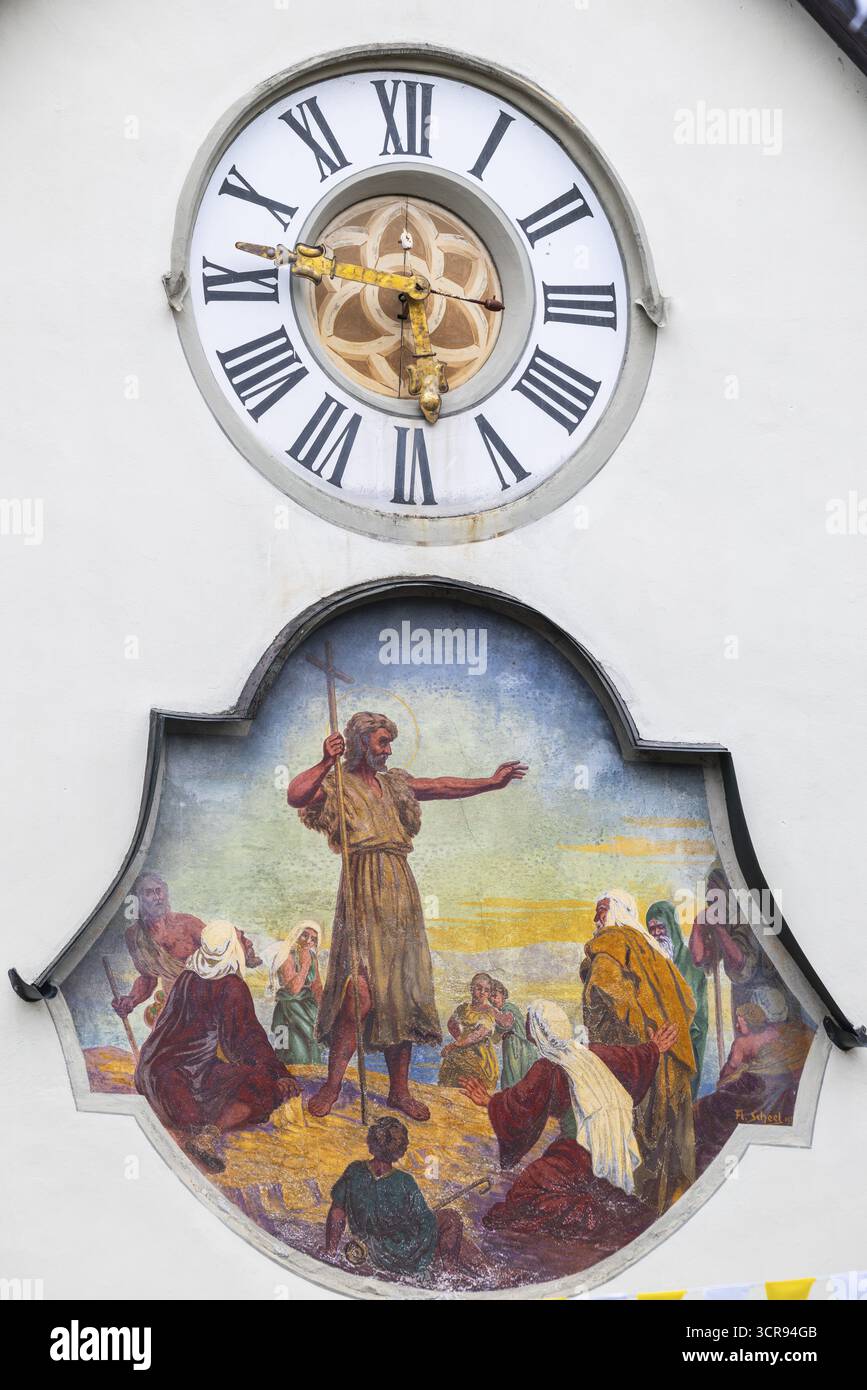 Façade, horloge murale, peinture murale chrétienne, église St John, place du marché, Feldkirch, Vorarlberg, Autriche Banque D'Images