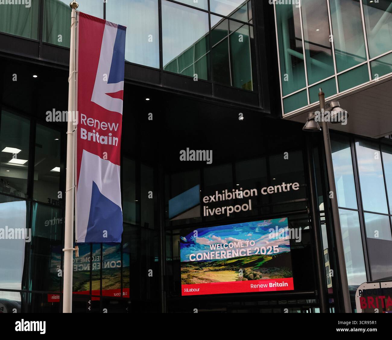 Liverpool, Royaume-Uni. 30 septembre 2025. L'entrée au Centre d'exposition de Liverpool pendant la Conférence annuelle du Parti travailliste 2025 jour 3 à l'ACC, Liverpool, Royaume-Uni, 30 septembre 2025 (photo par Mark Cosgrove/News images) à Liverpool, Royaume-Uni le 30/09/2025. (Photo de Mark Cosgrove/News images/SIPA USA) crédit : SIPA USA/Alamy Live News Banque D'Images