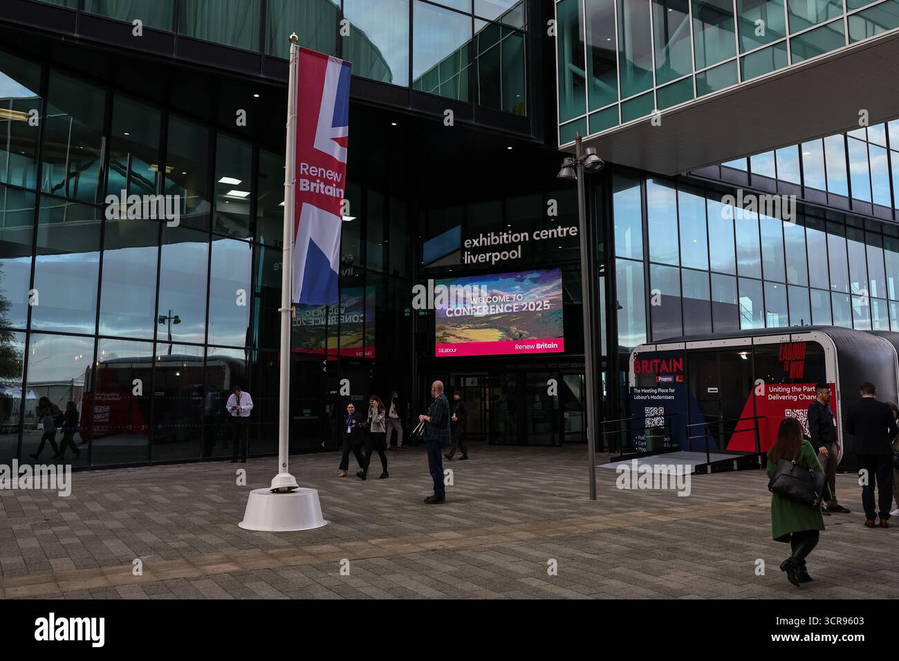 Liverpool, Royaume-Uni. 30 septembre 2025. L'entrée au Centre d'exposition de Liverpool pendant la Conférence annuelle du Parti travailliste 2025 jour 3 à l'ACC, Liverpool, Royaume-Uni, 30 septembre 2025 (photo par Mark Cosgrove/News images) à Liverpool, Royaume-Uni le 30/09/2025. (Photo de Mark Cosgrove/News images/SIPA USA) crédit : SIPA USA/Alamy Live News Banque D'Images