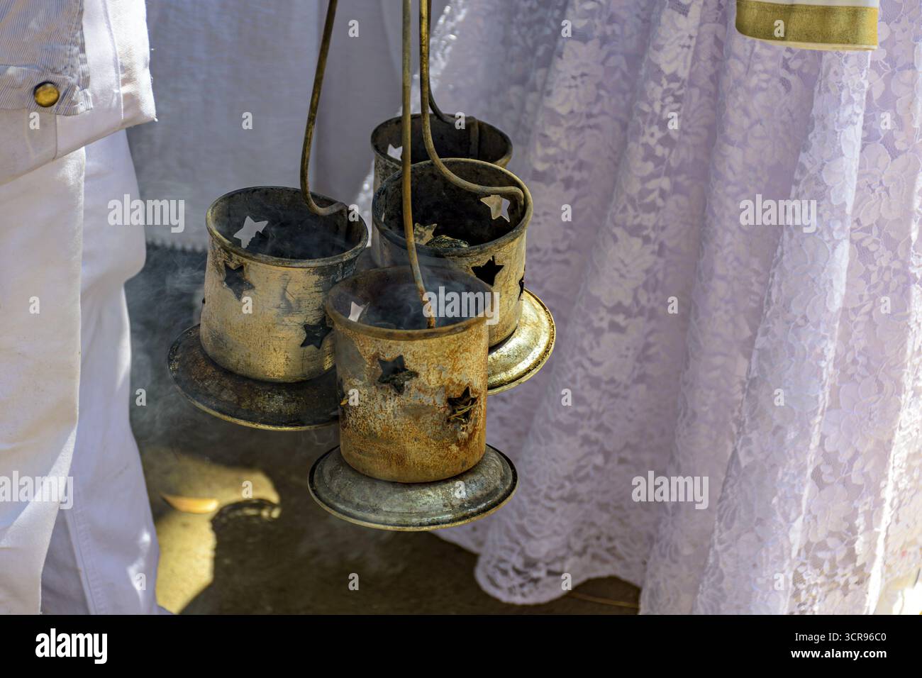 Fumeurs utilisés dans les cérémonies Umbanda et Candomble pour la purification Banque D'Images Fumeurs utilisés dans les cérémonies Umbanda et Candomble pour la purification Banque D'Images