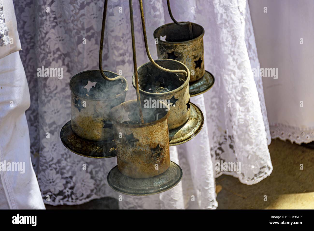 Fumeurs traditionnellement utilisés dans les cérémonies et les festivals des religions afro-brésiliennes Umbanda et Candomble pour la purification Banque D'Images Fumeurs traditionnellement utilisés dans les cérémonies et les festivals des religions afro-brésiliennes Umbanda et Candomble pour la purification Banque D'Images