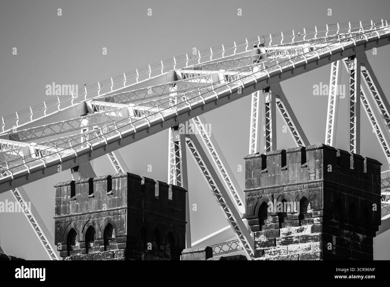 Détail noir et blanc du pont Silver Jubilee et des tours du viaduc ferroviaire Banque D'Images