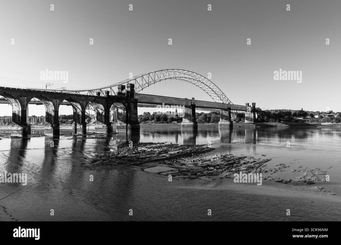 Vue en noir et blanc sur le pont Silver Jubilee et le viaduc ferroviaire sur la rivière Mersey Banque D'Images