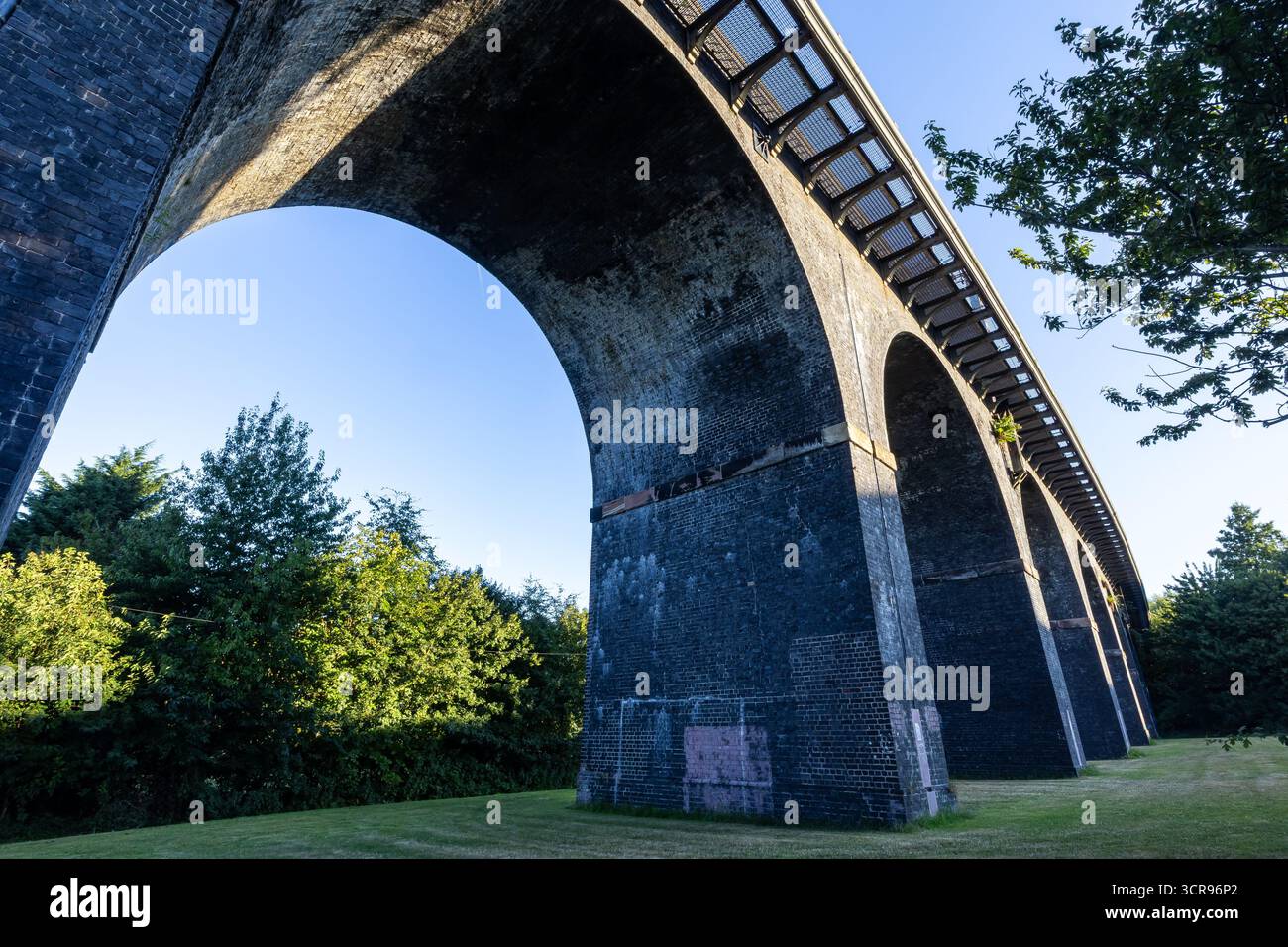 Vue en bas angle du pont ferroviaire historique traversant la rivière Mersey entre Runcorn et Widnes, montrant de grandes arches en briques et des détails structurels Banque D'Images