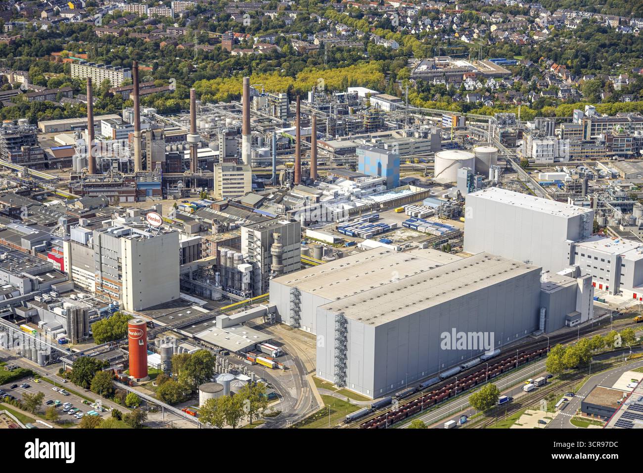 Vue aérienne, zone de l'usine chimique Henkel, zone industrielle, Holthausen, Duesseldorf, zone de la Ruhr, Rhénanie du Nord-Westphalie, Allemagne, DE, Europe, commercial Banque D'Images