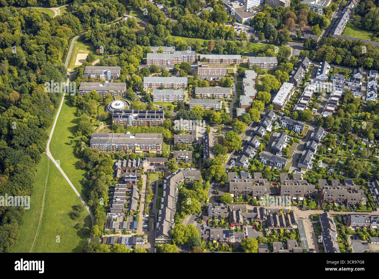 Vue aérienne, résidence pour personnes âgées Haus palais jardins et maisons de location mitoyennes Robert-Hansen-Strasse, Urdenbach, Duesseldorf, Ruhr zone, Nord Banque D'Images