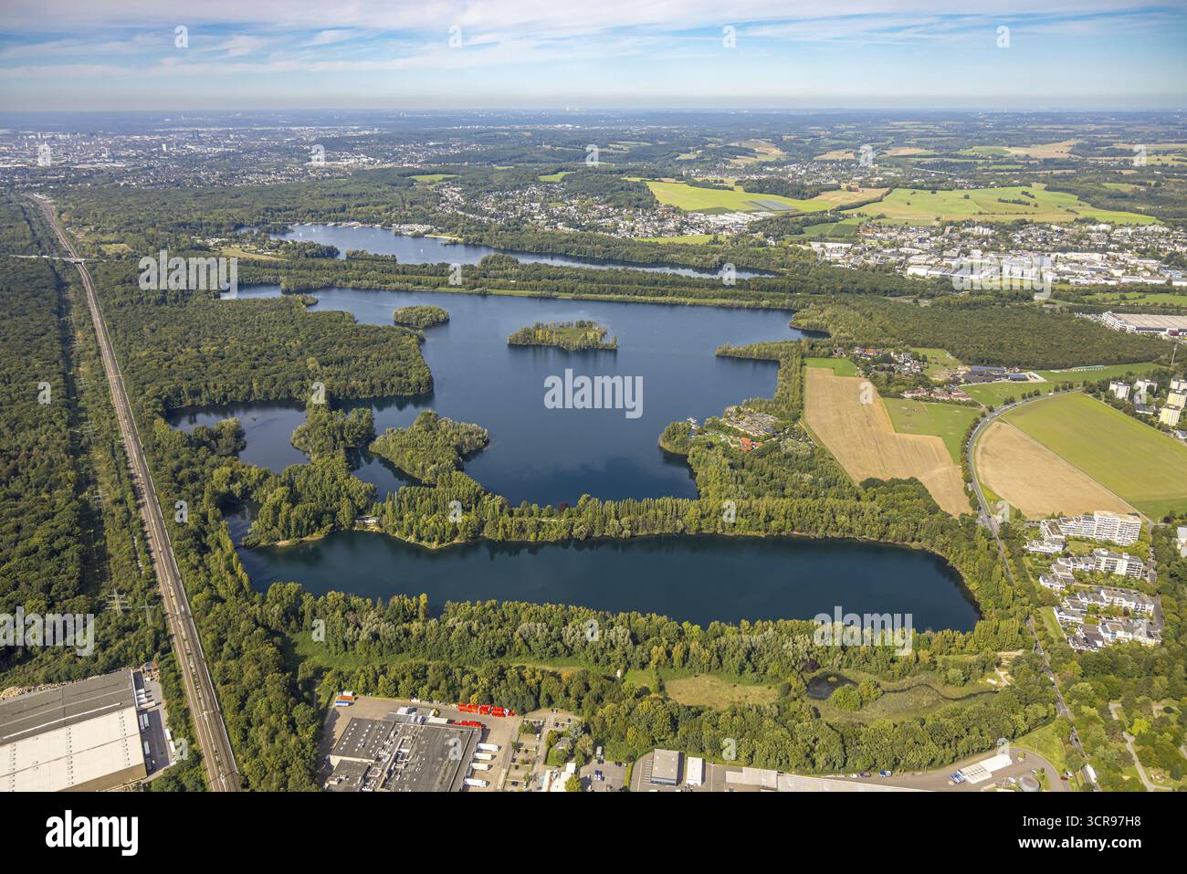 Vue aérienne, Elbsee, Unterbacher See et Menzelsee, ligne de chemin de fer, Unterbach, Duesseldorf, région de la Ruhr, Rhénanie-du-Nord-Westphalie, Allemagne, voies ferrées, Banque D'Images