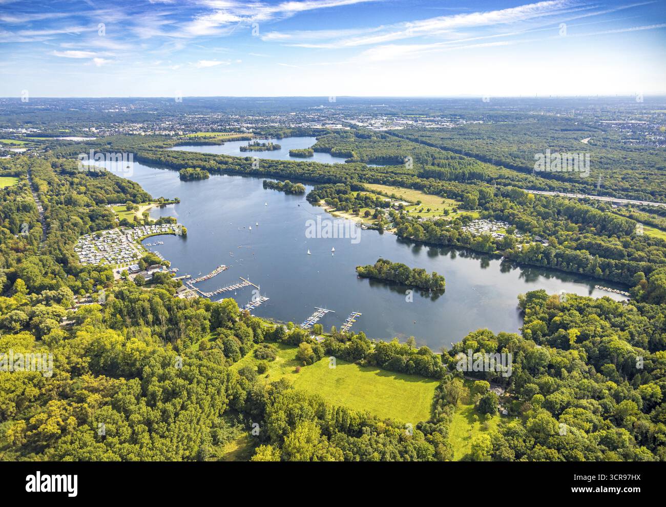 Vue aérienne, Unterbacher See avec lido et camping, autoroute A46, Unterbach, Duesseldorf, Ruhr Rhénanie du Nord-Westphalie, Allemagne, autoroute, chemin de fer Banque D'Images
