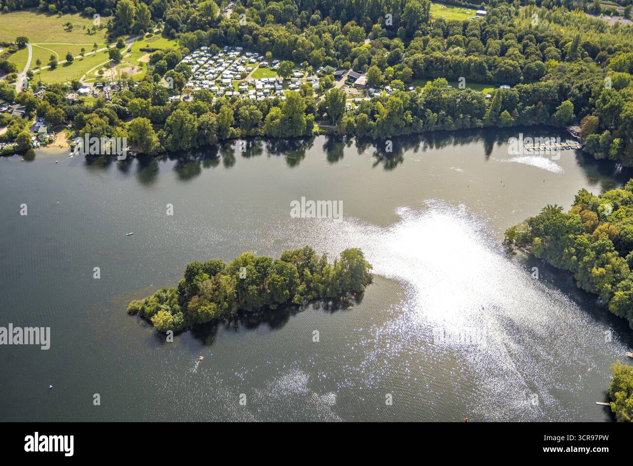 Vue aérienne, île boisée et camping sud Unterbacher See, Unterbach, Duesseldorf, région de la Ruhr, Rhénanie du Nord-Westphalie, Allemagne, camping, camping si Banque D'Images